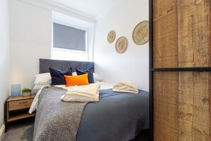 2 bedrooms, iron/ironing board, Internet, bed sheets