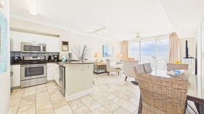 Microondas, placa de cocina, lavavajillas y cafetera o tetera