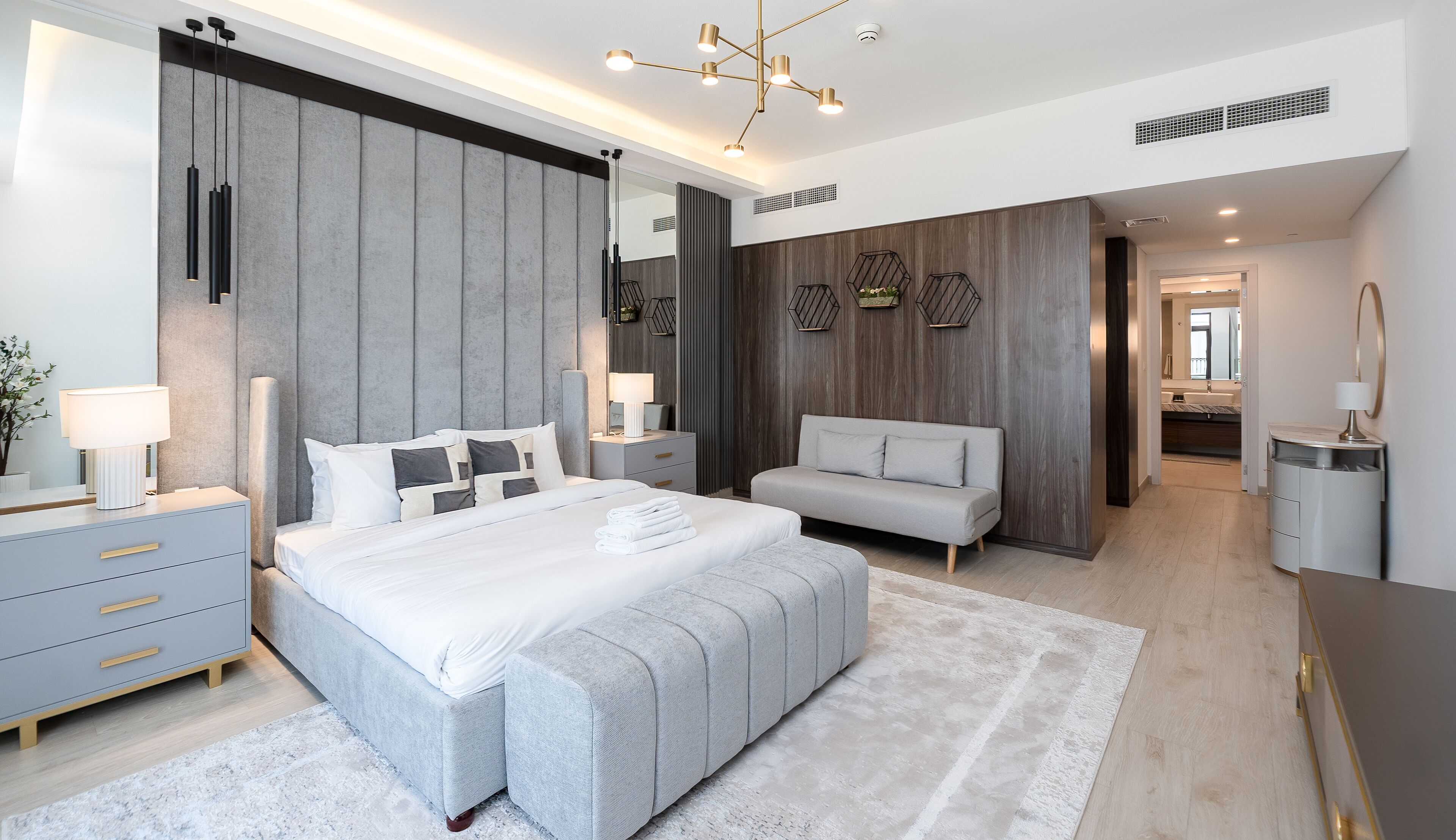 Apartamento com design assinado, 4 quartos, ao lado da praia | 4 quartos, cofres nos quartos, cortinas blackout
