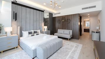 Apartamento com design assinado, 4 quartos, ao lado da praia | 4 quartos, cofres nos quartos, cortinas blackout