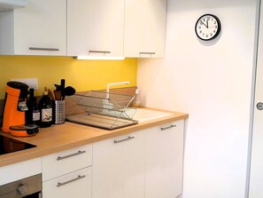 Kjøleskap, ovn, kokeplater og brødrister