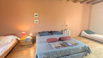 5 bedrooms, free WiFi, bed sheets