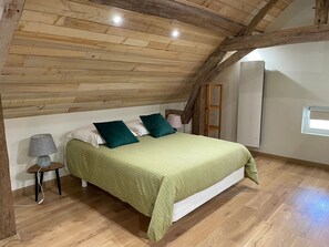 1 bedroom, bed sheets - Charming Countryside Retreat Near 24H Circuit and Loire Castles, Perfect for Nature Enthusiasts (Mayet)