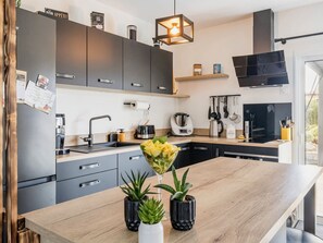 Een koelkast, een microgolfoven, een oven, een vaatwasser