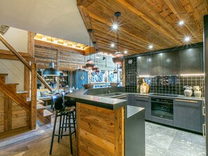 Fridge, microwave, oven, stovetop - Luxury Duplex in Val-d'Isère with Jacuzzi and Hammam (Val-d'Isère)