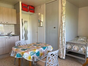 Dining - Top Floor T1 Apartment with Balcony, A/C, and Internet – Balaruc-les-Bains (Balaruc-les-Bains)