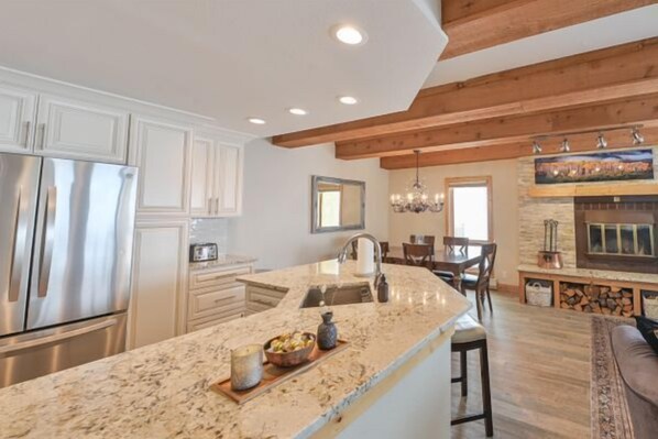 Interior - NEW LISTING - Walk to the slopes, beautiful views! (Mt. Crested Butte)