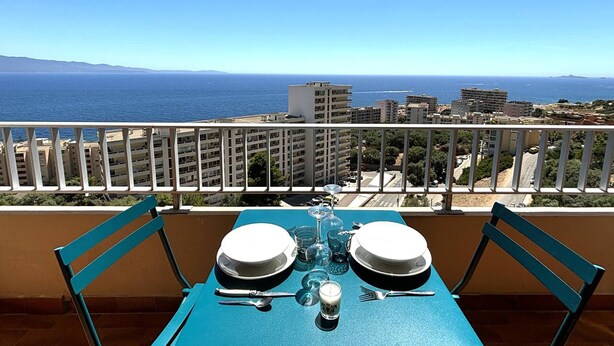 Outdoor dining - 1-room apartment with parking in Ajaccio (Ajaccio)