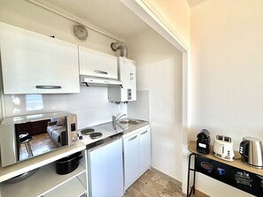Fridge, microwave, coffee/tea maker, toaster - 1-room apartment with parking in Ajaccio (Ajaccio)