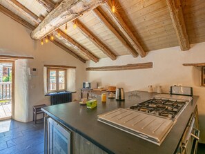 Kjøleskap, mikrobølgeovn, ovn og oppvaskmaskin