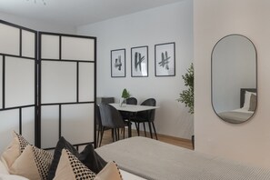 Lyxstudio - utsikt mot staden | Värdeförvaringsskåp på rummet och mörkläggningsgardiner