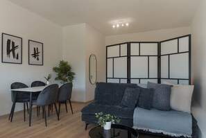 Lyxstudio - utsikt mot staden | Värdeförvaringsskåp på rummet och mörkläggningsgardiner