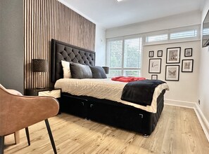 3 habitaciones, escritorio y tabla de planchar con plancha