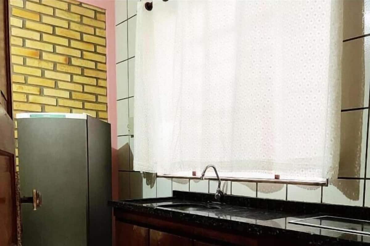 Apartamento estándar | Cocina privada | Frigorífico, placa de cocina y utensilios de cocina