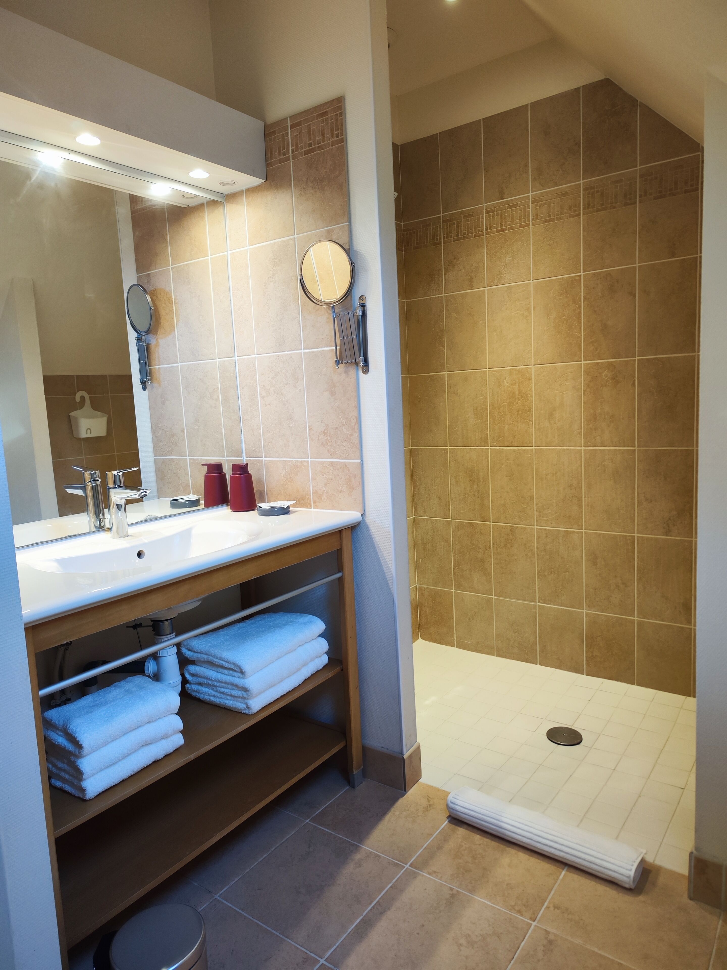 Comfort-Dreibettzimmer (Fox Green) | Badezimmerausstattung | Dusche, kostenlose Toilettenartikel, Haartrockner, Handtücher
