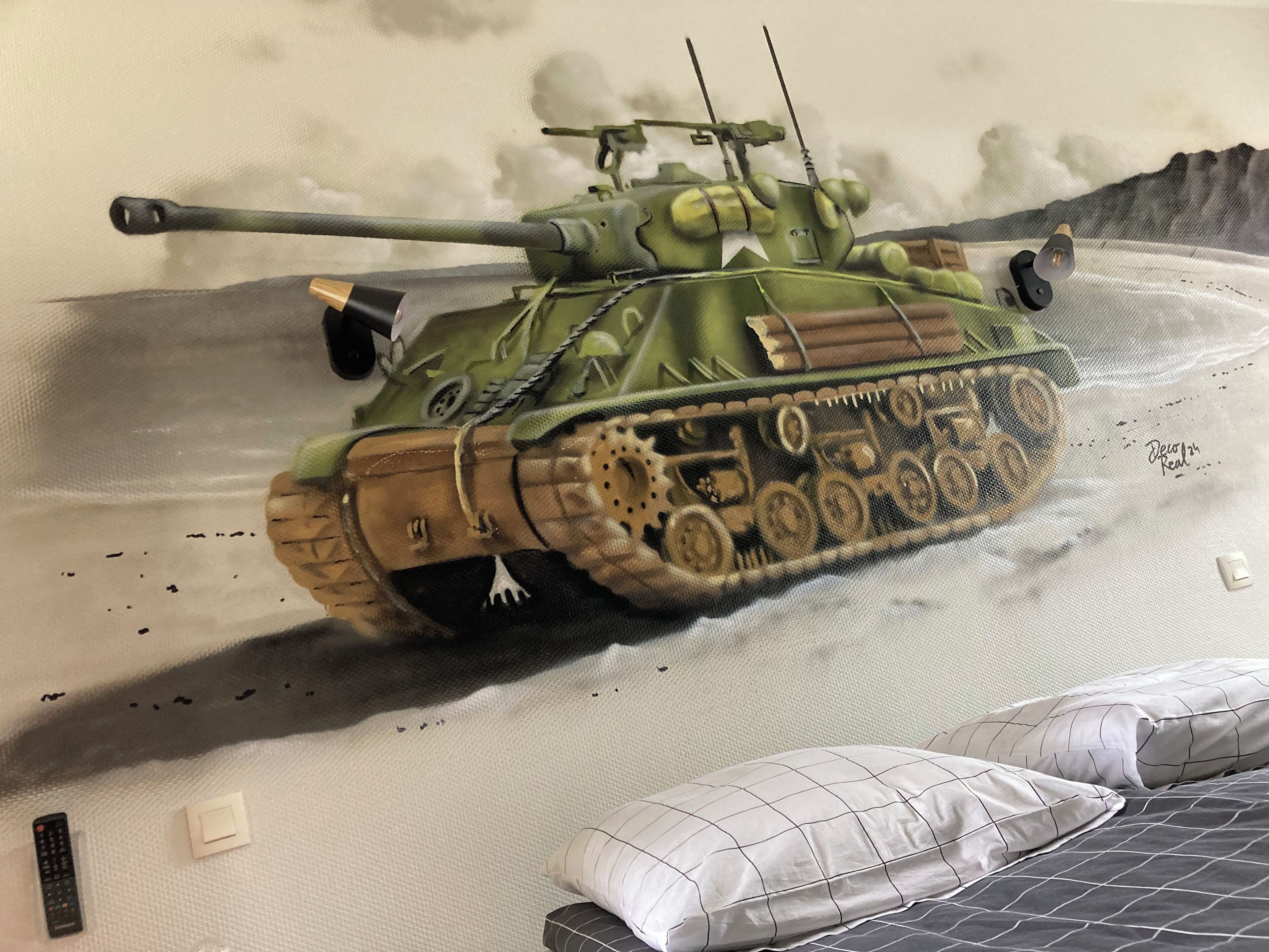 Una pintura de un tanque militar sobre una pared texturizada.