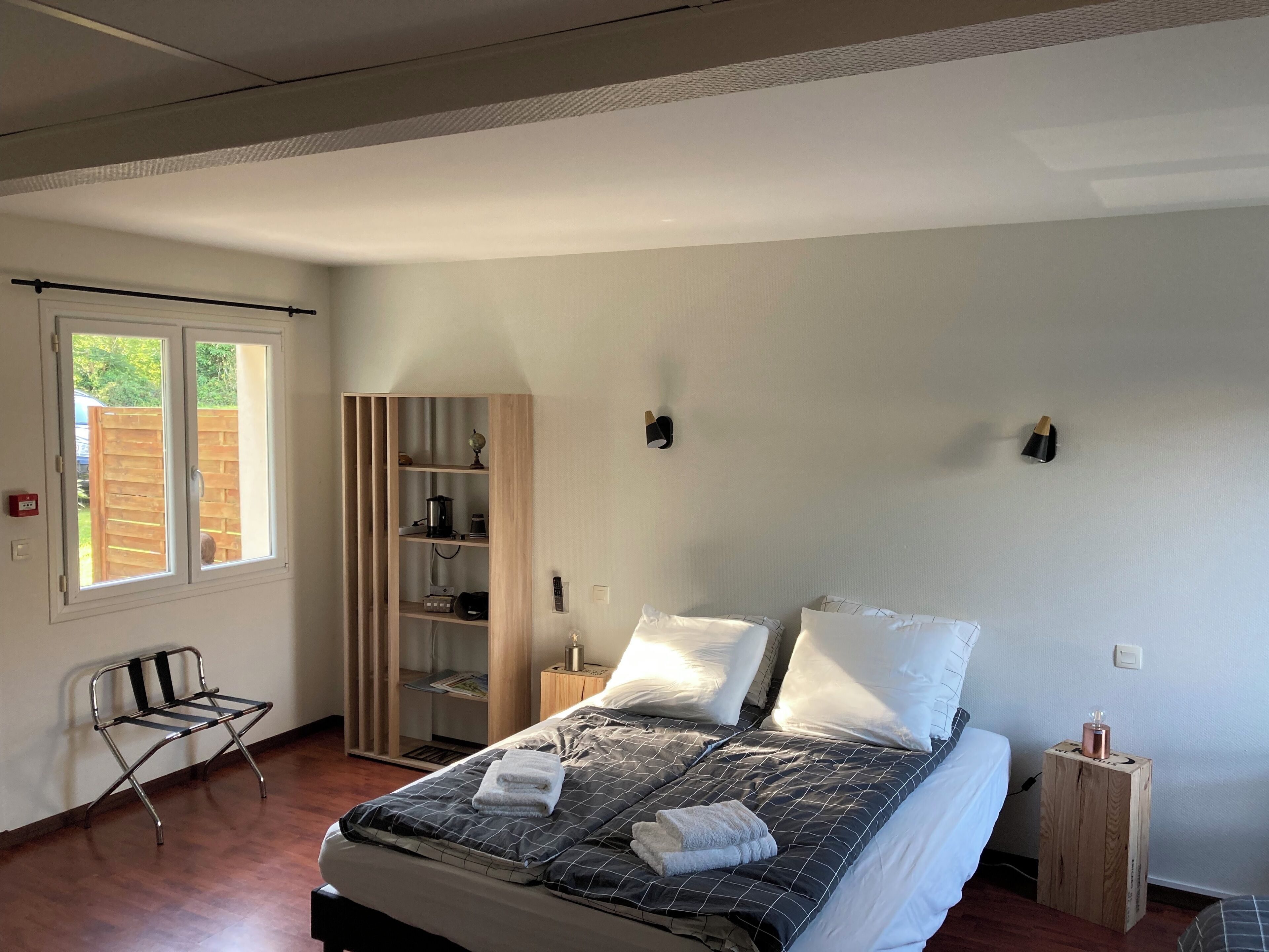 Comfort driepersoonskamer (Dog White) | Een kluis op de kamer, individueel gedecoreerd, individueel gemeubileerd