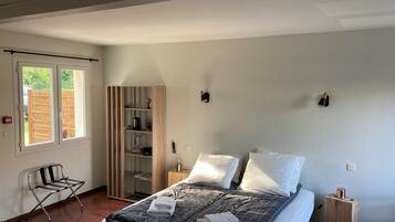 Comfort driepersoonskamer (Dog White) | Een kluis op de kamer, individueel gedecoreerd, individueel gemeubileerd