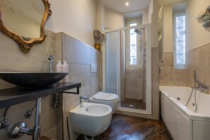Dusche, Haartrockner, Handtücher
