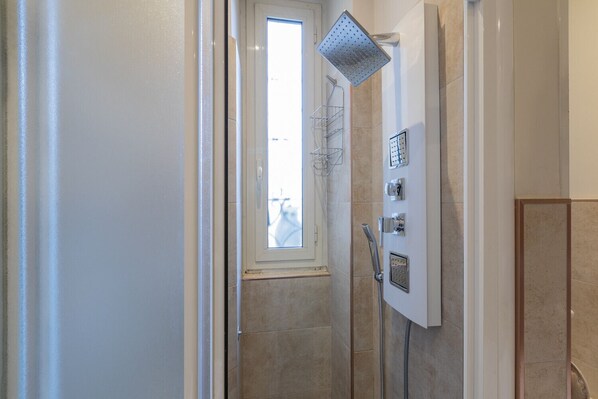 Dusche, Haartrockner, Handtücher