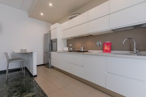 Geladeira, micro-ondas, fogão, lava-louças