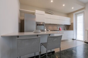 Kjøleskap, mikrobølgeovn, ovn og oppvaskmaskin