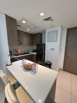 Een koelkast, een microgolfoven, een oven, een kookplaat