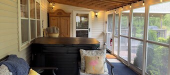 Waterfall Retreat: Hot Tub, Pickleball, Fire Pits