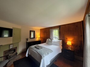 5 soverom, skrivebord, strykejern/-brett og reiseseng for barn