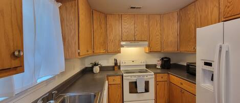 Kjøleskap, mikrobølgeovn, ovn og kokeplater