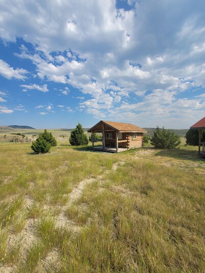 GRIZZLY ROCK RANCH Rustic Tiny Log Cabin Glamping and Horseback Riding Available