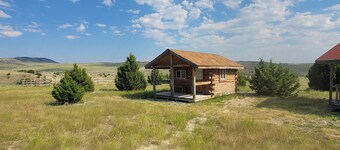 GRIZZLY ROCK RANCH Rustic Tiny Log Cabin Glamping and Horseback Riding Available