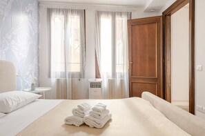 4 habitaciones, tabla de planchar con plancha, cuna de viaje y wifi