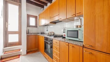 Frigorifero, microonde, forno, piano cottura
