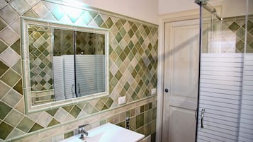 Apartemen, pemandangan laut | Kamar mandi | Shower, pancuran hujan, kloset, dan handuk