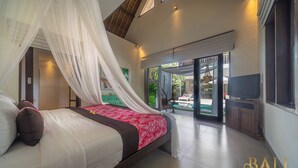 Un dormitorio con una cama, un televisor y vistas al exterior.