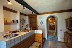 Casa de ciudad familiar, varias habitaciones, junto a la montaña (Villetta Alessia) | Cocina privada | Refrigerador, parrilla de estufa, lavavajillas y cafetera y tetera 
