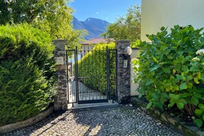 Familie resortwoning, 2 slaapkamers, terras, uitzicht op gebergte (Villetta Alessia) | Terrein van de accommodatie