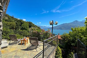 Familie resortwoning, 2 slaapkamers, terras, uitzicht op gebergte (Villetta Alessia) | Terras