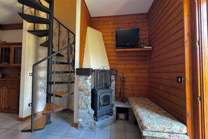 Casa de ciudad familiar, varias habitaciones, junto a la montaña (Villetta Alessia) | Chimenea