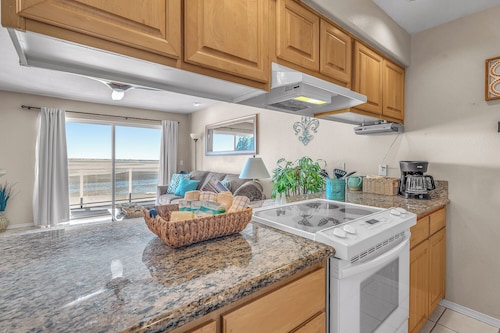 Top Floor, Ocean View Condo in The Heart of The Taft District in Lincoln City