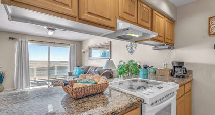 Top Floor, Ocean View Condo in The Heart of The Taft District in Lincoln City