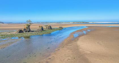 Top Floor, Ocean View Condo in The Heart of The Taft District in Lincoln City