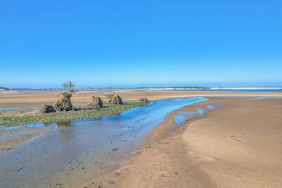 Top Floor, Ocean View Condo in The Heart of The Taft District in Lincoln City