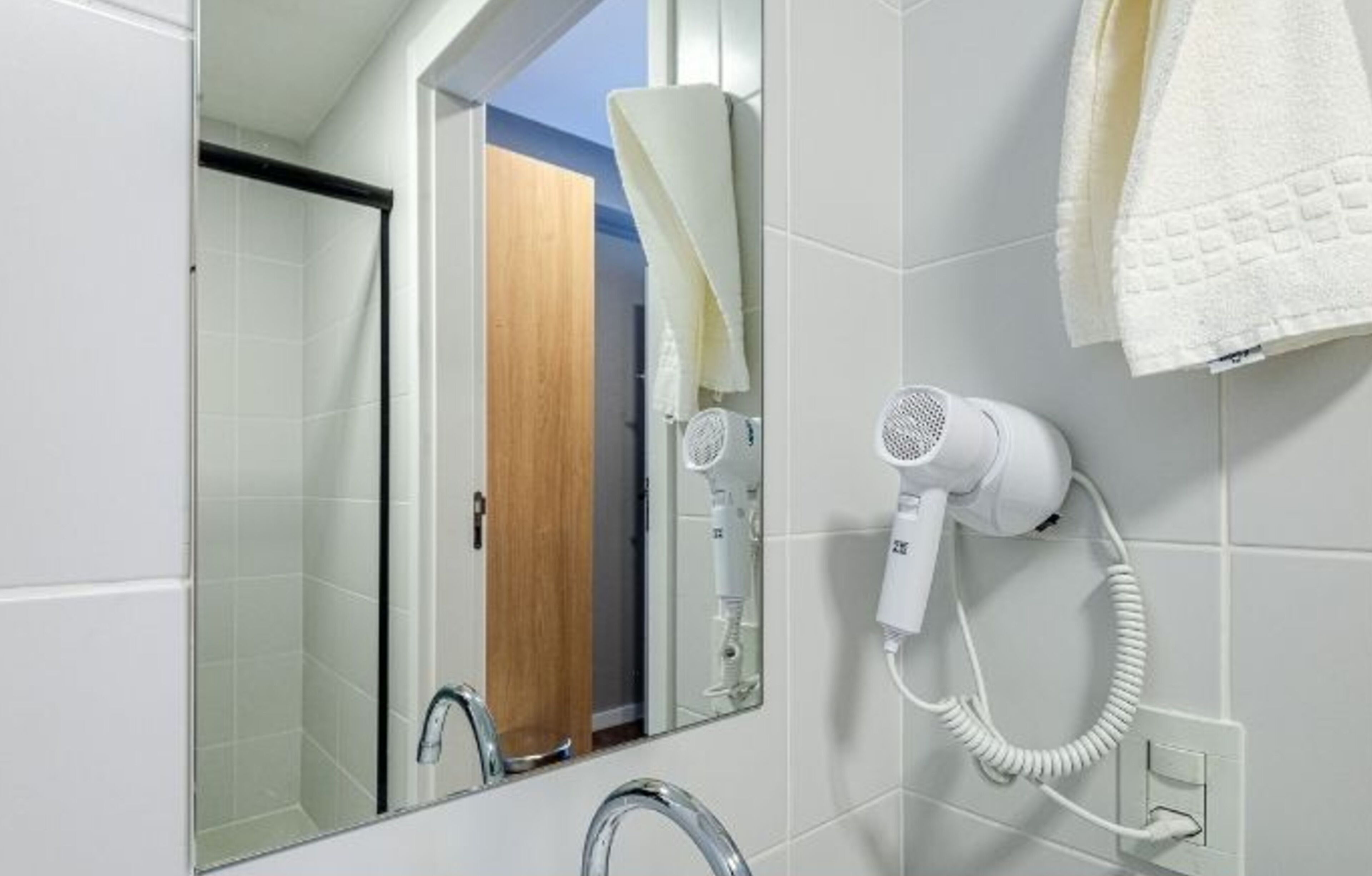 高级开间, 阳台, 城市景观 | 浴室 | 淋浴设施、大花洒淋浴喷头、吹风机、毛巾