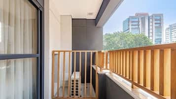 Estudio superior, balcón, vista a la ciudad | Lanai