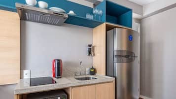 Estudio superior, balcón, vista a la ciudad | Cocina privada | Refrigerador, microondas, parrilla de estufa y utensilios de cocina