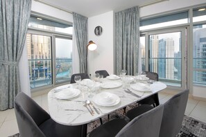 Lägenhet - 2 sovrum - utsikt mot staden | Matservice på rummet