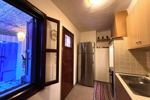 Køleskab, mikrobølgeovn, ovn, kogeplade