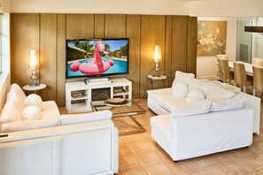 Smart TV, lareira, pebolim, livros